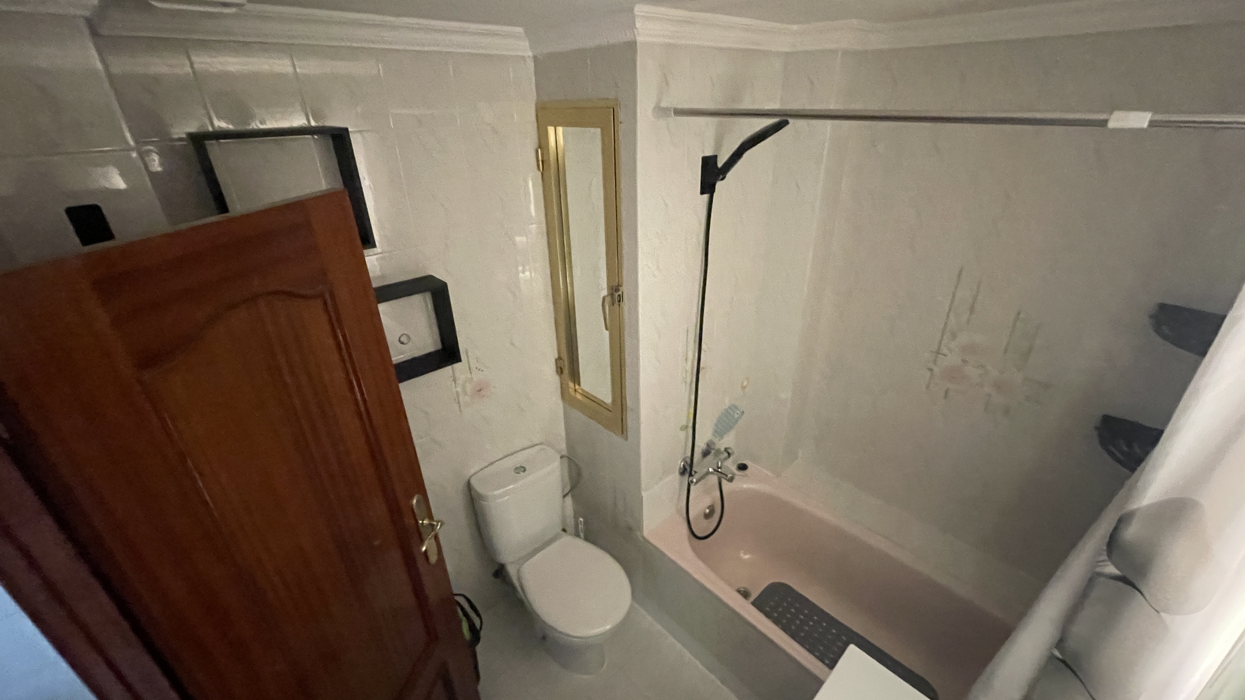 Baño completo en piso temporal para deportistas