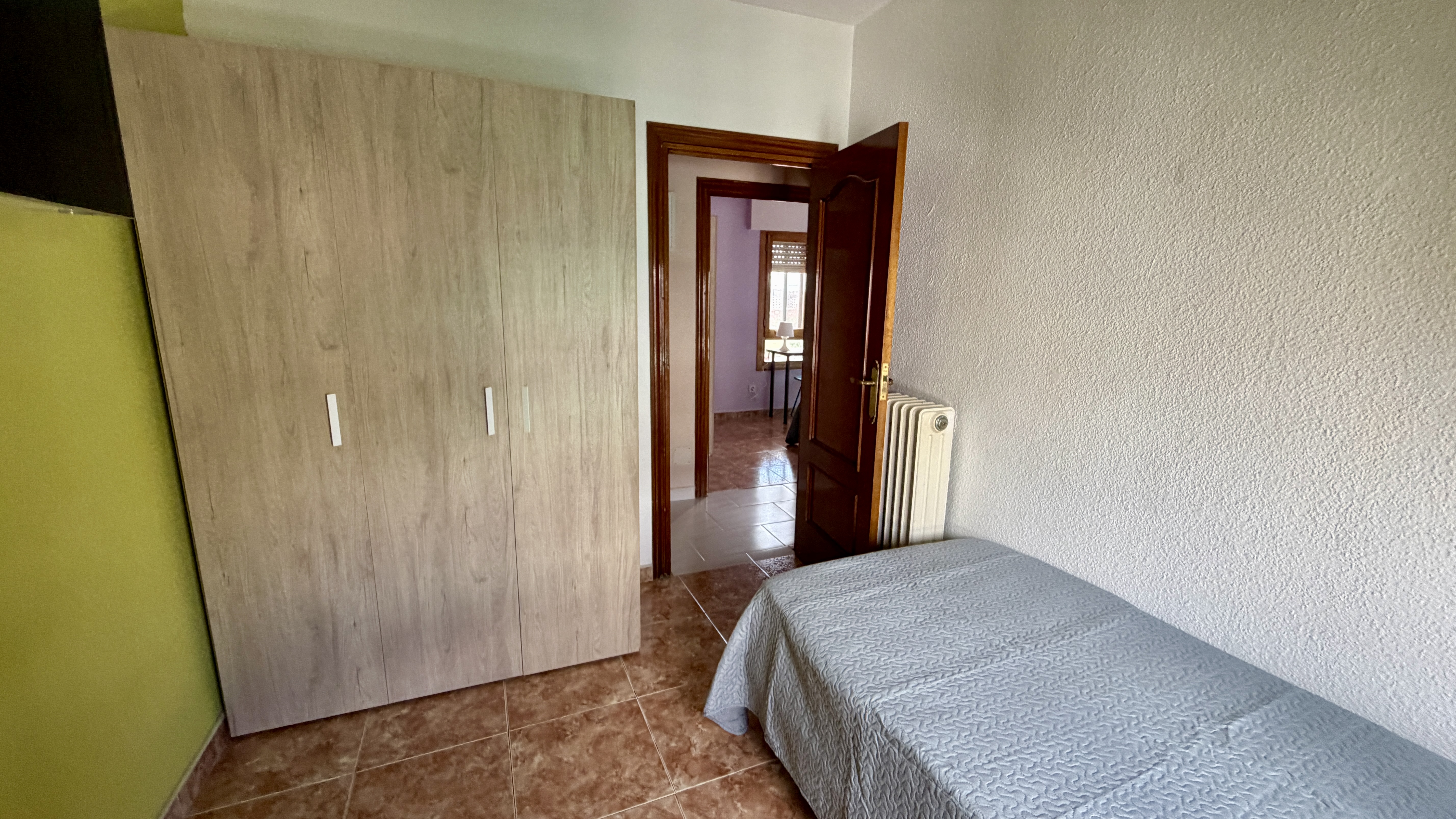 Habitación amueblada para estancia deportiva por meses