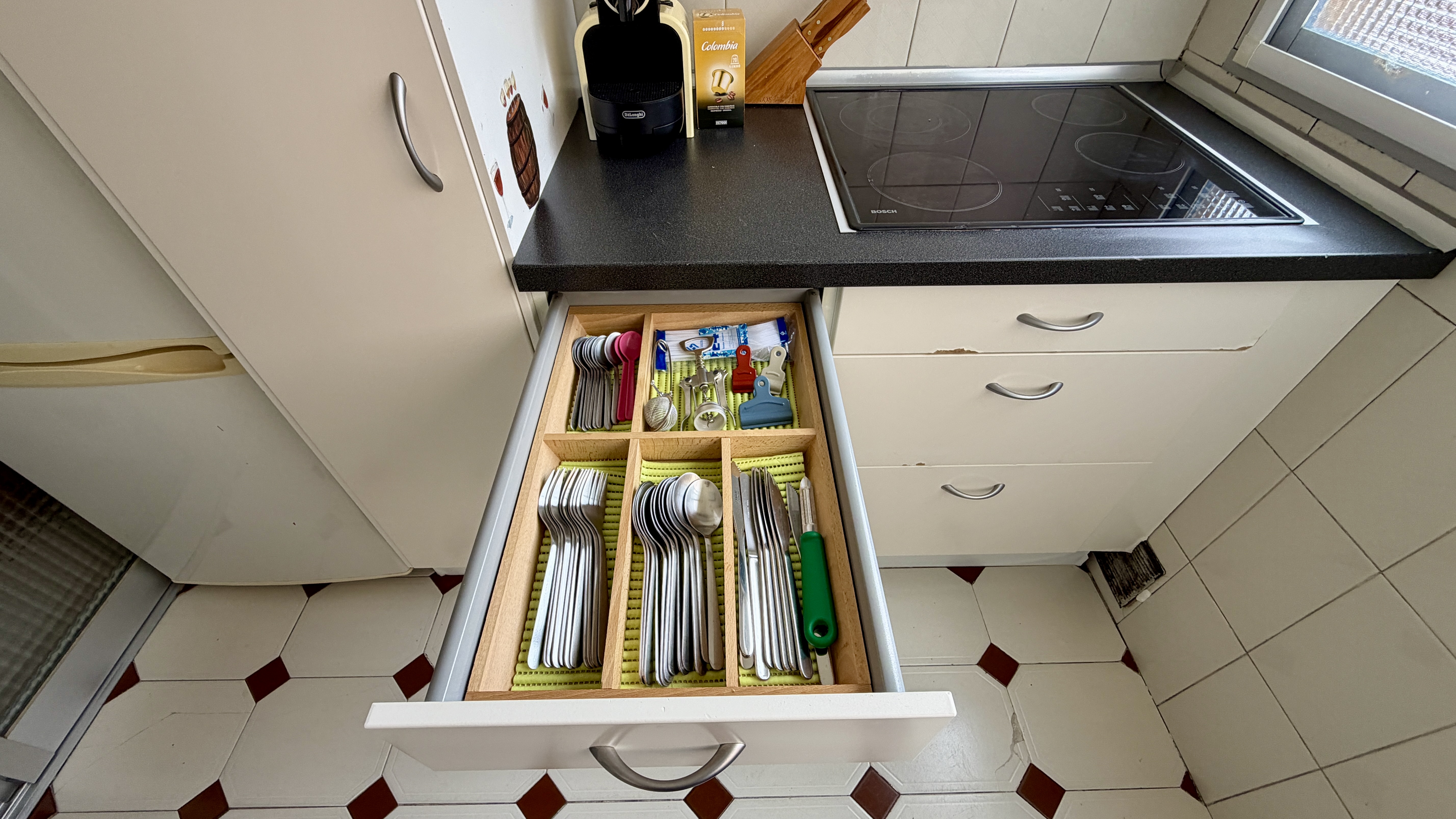 Detalle de cocina en piso temporal amueblado