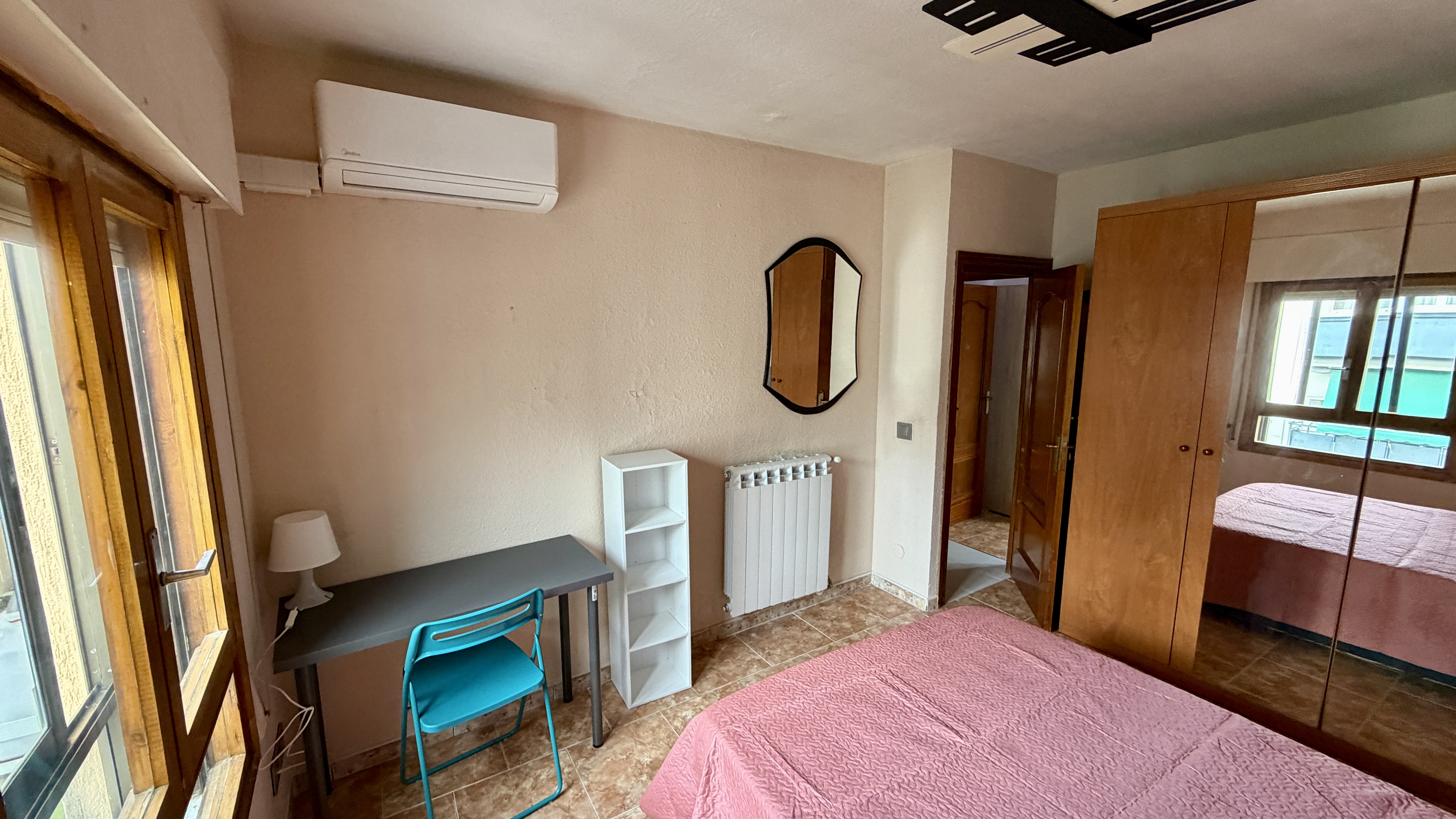 Dormitorio principal en piso amueblado por meses en Móstoles