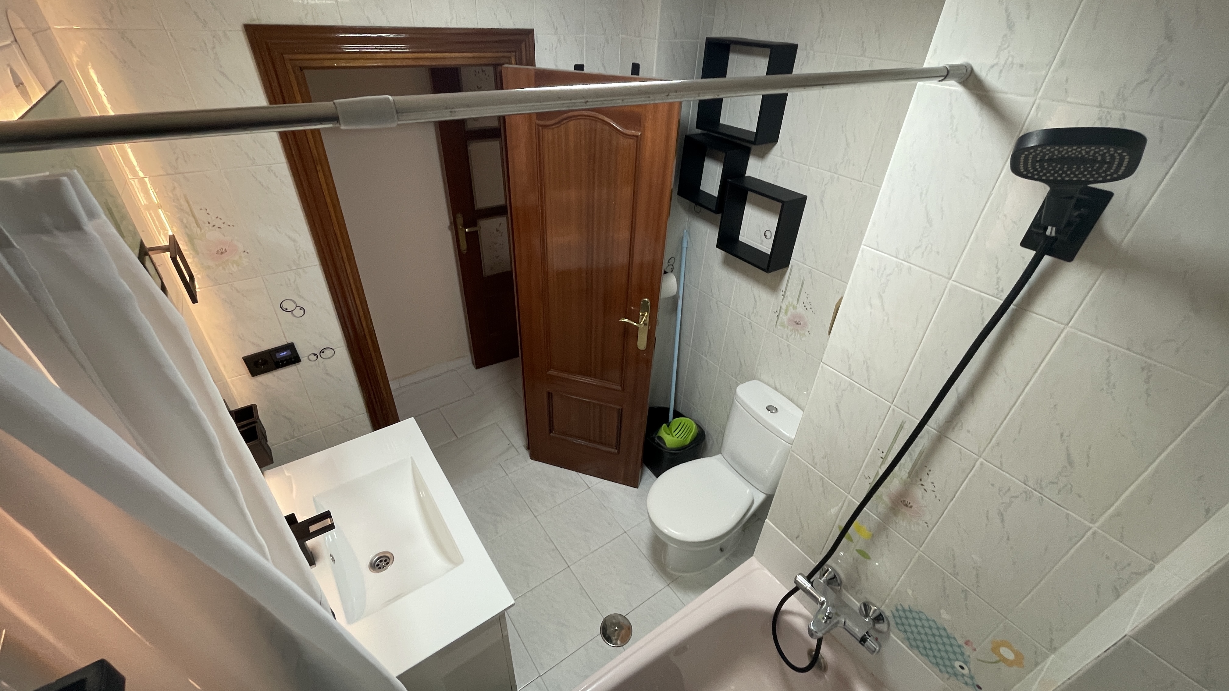 Baño completo del piso temporal amueblado